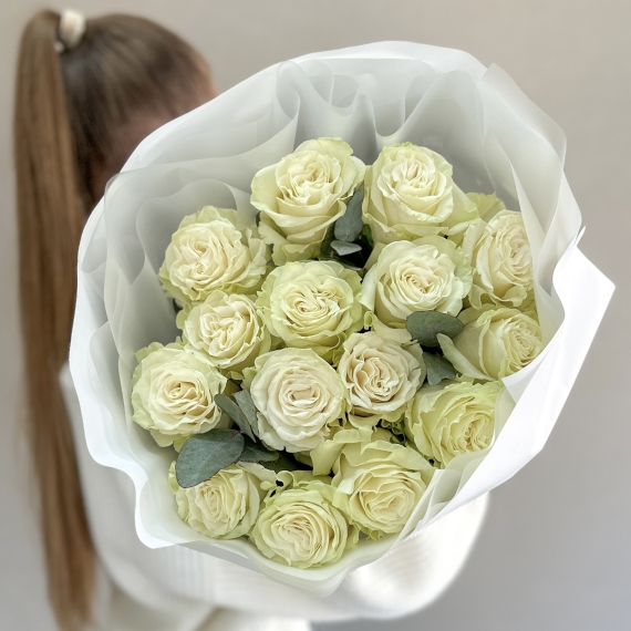 15 шикарных белых роз
